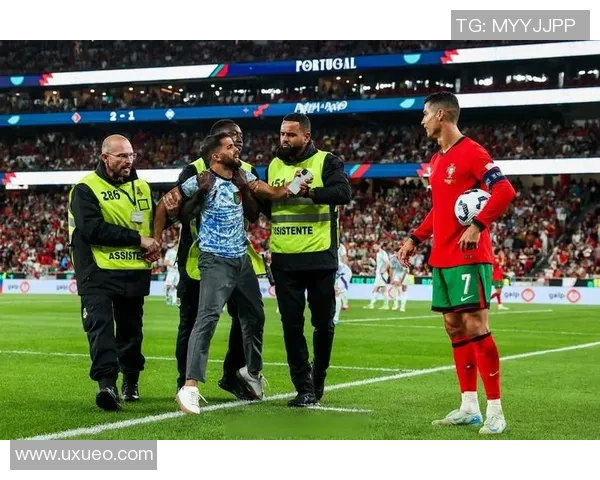 欧冠赛场惊现奇葩事件球迷冲入场内抢夺C罗球衣引发热议